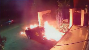 RĂZBUNARE în STIL MAFIOT! A crezut că i-a FURAT câinele MAIDANEZ și i-a dat FOC la MAȘINĂ!