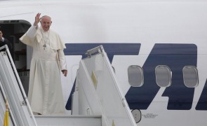 Papa Francisc le declară RĂZBOI tinerilor: 'Unii nativi găsesc în domeniul virtual noul câmp de bătălie'