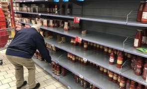 'SFÂRȘITUL LUMII' în Marea Britanie: Rafturi goale în magazine și cozi la benzinării