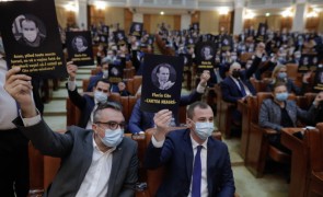 Parlamentarii PSD au primit SMS-uri să evite întâlnirile ca să nu se îmbolnăvească înainte de moțiune