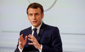 Emmanuel Macron îi îndeamnă pe europeni 'să nu mai fie naivi faţă de SUA'