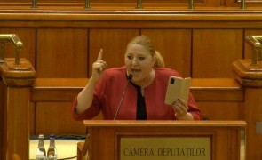 Diana Șoșoacă, show în Parlament: Pentru colegii de la USR spun jos masca!