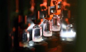 Bruxellesul prelungeşte până la sfârșitul anului mecanismul de control al exporturilor de vaccinuri
