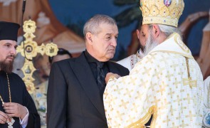 Gigi Becali și Adriean Videanu au primit Crucea Patriarhală într-un eveniment unic în România