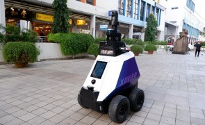 Pe străzile din Singapore patrulează roboți care îi atenţionează pe locuitorii cu 'comportamente sociale'