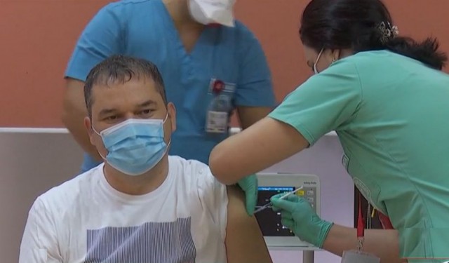 Ministrul interimar al Sănătății, Cseke Attila, s-a vaccinat cu a treia doză de ser anti-COVID