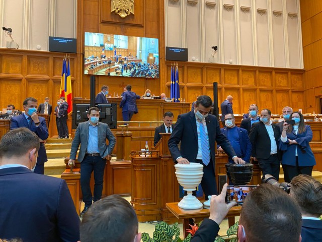 SURSE: Sunt suficiente VOTURI pentru DĂRÂMAREA GUVERNULUI CÎȚU
