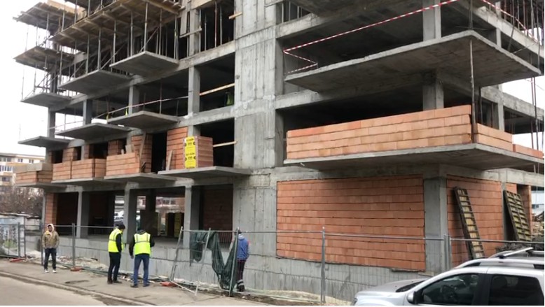 Un muncitor a supraviețuit după ce a căzut de la etajul 4!