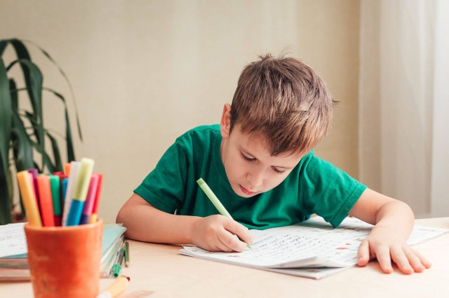 Scrisul de mână îi ajută pe copii să învețe mai repede să citească