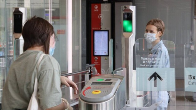 Premieră mondială: Rușii pot plăti cu fața la metroul din Moscova