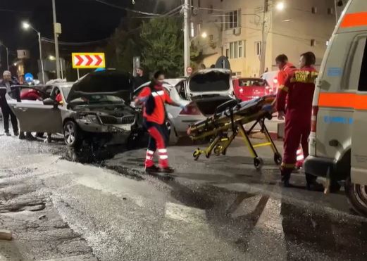 ACCIDENT rutier la Ovidiu. Un autoturism a sărit peste sensul giratoriu și a intrat în altă mașină. VIDEO
