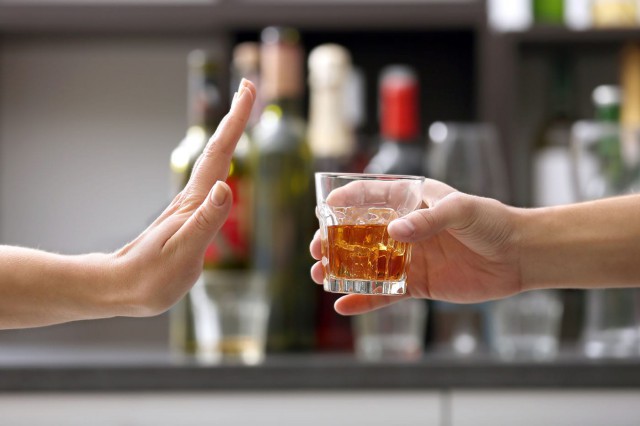 Consumul de alcool în exces, corelat cu peste 700.000 de cazuri de cancer în 2020