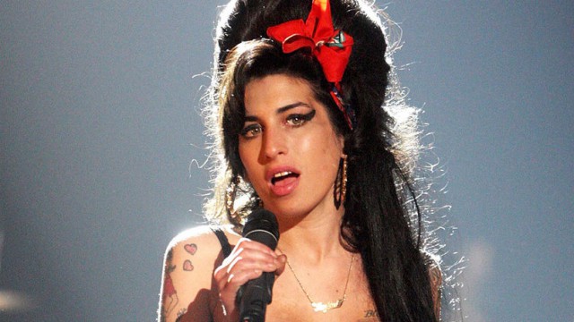 Garderoba cântăreţei Amy Winehouse, cu o valoare estimată între 1 şi 2 milioane de dolari, scoasă la licitaţie