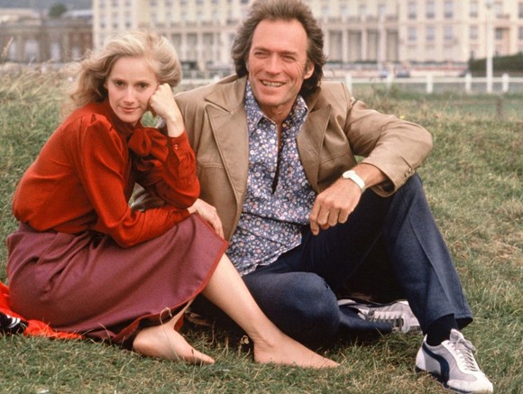 Clint Eastwood și-a forţat partenera să facă avort în timp ce o înşela şi făcea copii cu altă femeie