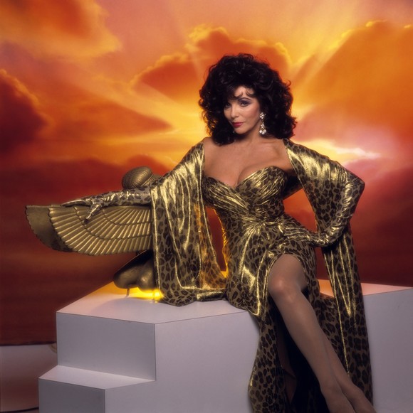 Joan Collins, violată de primul ei soţ înainte de nuntă şi vândută unui şeic arab pentru o noapte de amor