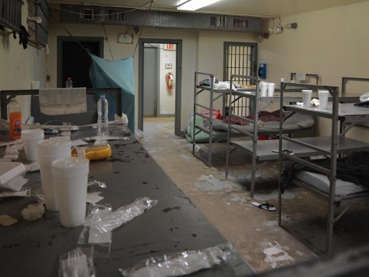 Doi DEȚINUȚI cer DESPĂGUBIRI, din cauza CONDIȚIILOR din PENITENCIARUL Poarta Albă