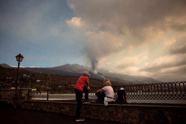 Vulcanul din La Palma atrage turiștii fascinați de dezastre