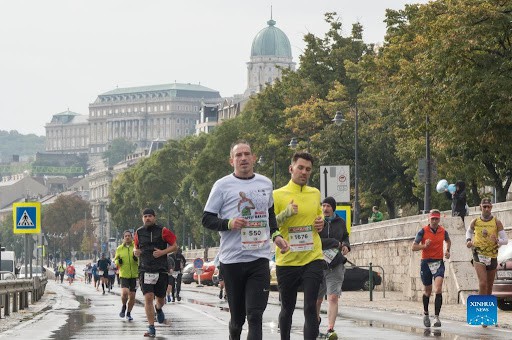 Atletism: Peste 3.000 de alergători au participat la maratonul de la Budapesta, în ciuda vremii urâte