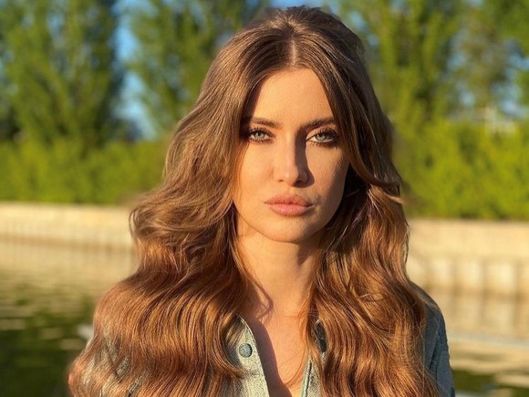Iulia Albu își acuză fostul soț că a lăsat-o pe fiica lor să doarmă în pat cu o fetiță diagnosticată cu Covid