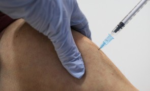 Un gigant farmaceutic amenință să-i concedieze pe toți angajații nevaccinați