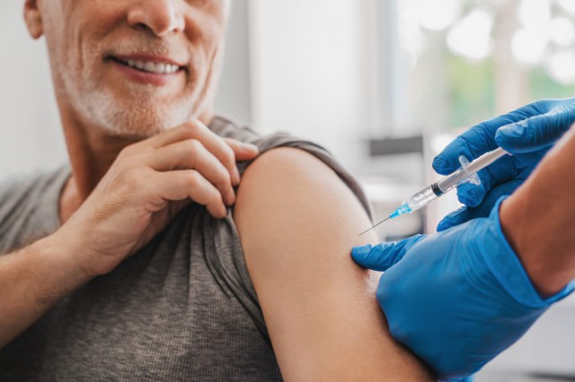 Studiu: Persoanele vaccinate sunt mai puțin predispuse să răspândească COVID-19