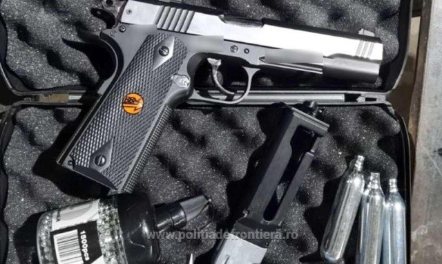 CONDAMNAT după ce a introdus ILEGAL, în țară, un PISTOL adus din ITALIA