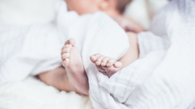 Un bebeluş născut infectat cu SARS-CoV-2, tratat cu succes la o maternitate din Iaşi