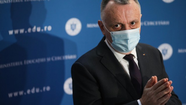 Cîmpeanu: Școlile decid singure dacă intră în online