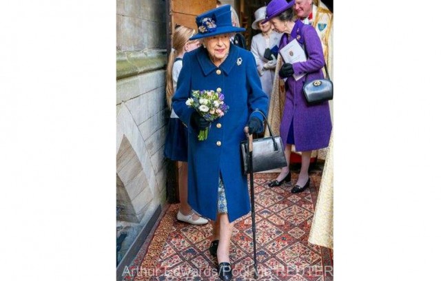 Regina Elisabeta a II-a a fost văzută în timp ce mergea folosind un baston la un eveniment public