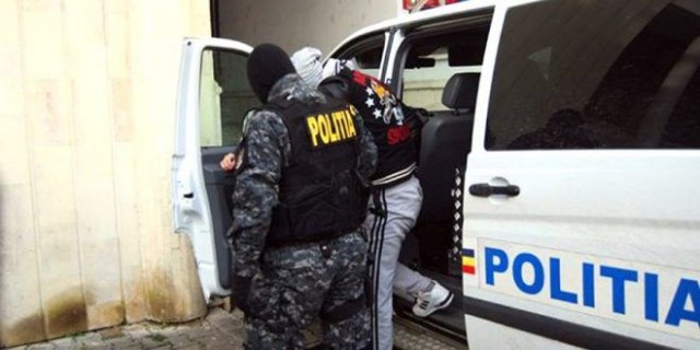 Cine sunt cei şase TÂLHARI care JEFUIAU oamenii pe stradă
