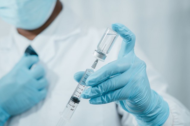The Guardian: Americanii aruncă milioane de doze de vaccin Covid, în timp ce lumea le caută