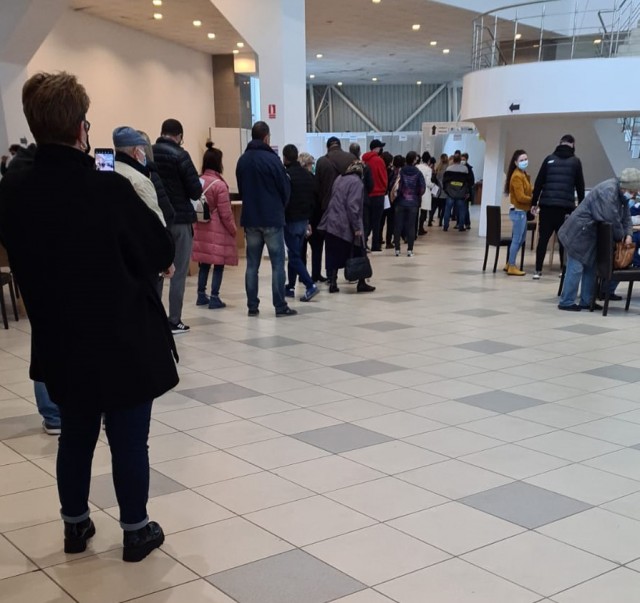 Coadă la VACCIN, la Pavilionul Expozițional!