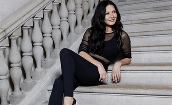Cu vaccin anti-COVID şi fără telefoane, lângă Catherine Zeta-Jones, la filmările pentru „Familia Addams”