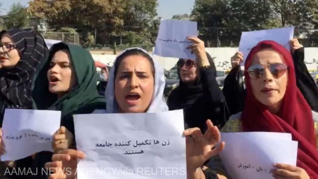 Afganistan: Jurnalişti bătuţi de talibani în cursul unei manifestaţii a femeilor, la Kabul