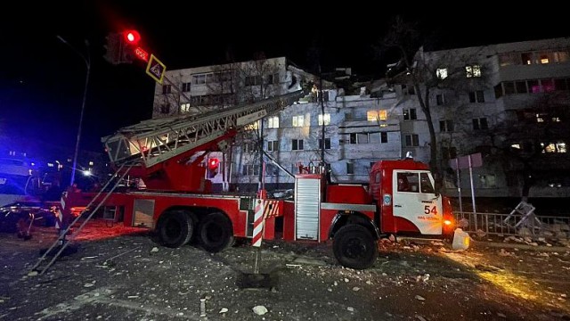 Rusia: O explozie provocată de o scurgere de gaze spulberă o parte dintr-un bloc de locuinţe