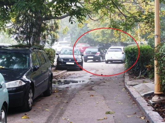 Dacă tot n-au locuri de parcare... își ”CUMPĂRĂ” STRĂZI!