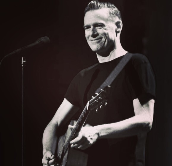 Bryan Adams testat pozitiv pentru Covid-19, a doua oară într-o lună