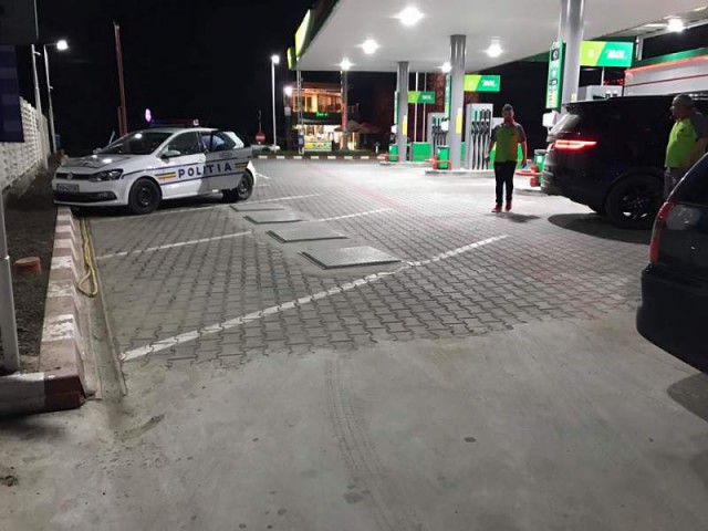 A ”SPART” MAȘINILE, în timp ce șoferii ALIMENTAU la BENZINĂRIE
