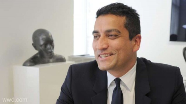 Jonathan Akeroyd părăseşte casa de modă Versace şi devine noul CEO al brandului Burberry