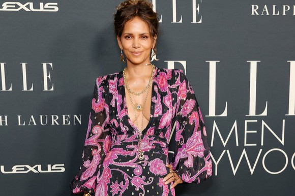 Halle Berry, strălucitoare la Gala Elle, în Los Angeles. Cele mai îndrăznețe ținute de la eveniment
