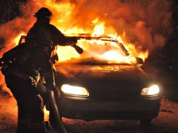 O mașină a luat foc, pe strada Interioară