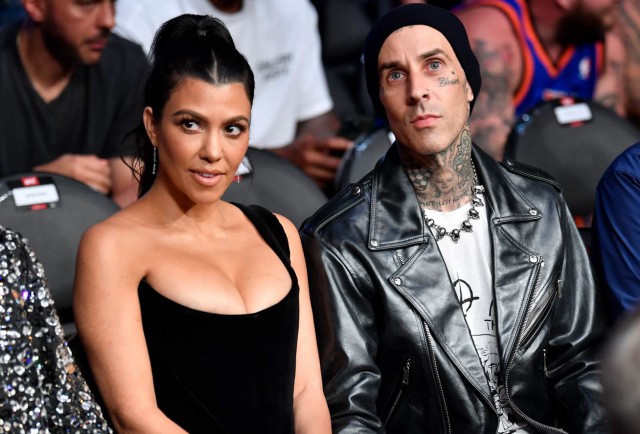 Kourtney Kardashian s-a logodit cu bateristul Travis Barker