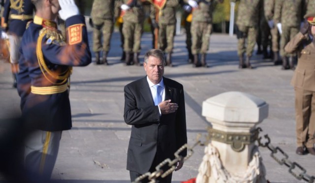 Klaus Iohannis, la ceremonia de Ziua Armatei: ”Aduc un omagiu din inimă veteranilor de război”