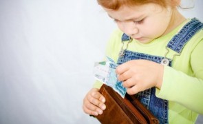 Guvernul va mări alocațiile pentru copii doar cu 20%