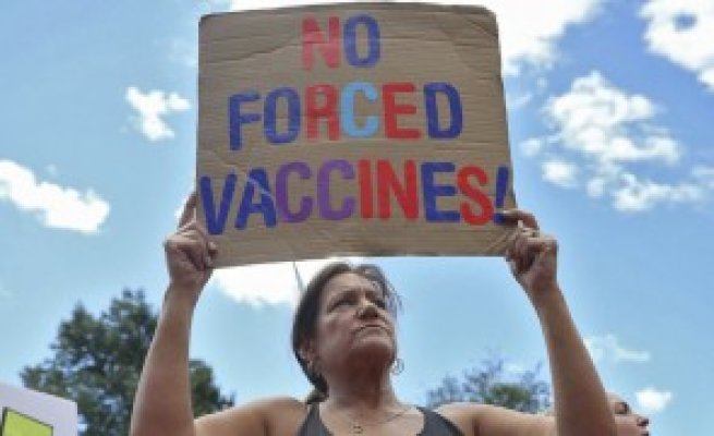 Cele mai mari portaluri de ştiri dezactivează comentariile celor care se opun vaccinării anti-COVID
