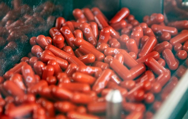 Pastila anti-COVID-19 de la Merck este eficientă, dar nu și pentru femeile însărcinate