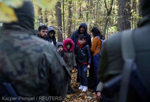 Lituania: Până la 7.000 de migranţi aşteaptă să intre ilegal în UE venind din Belarus
