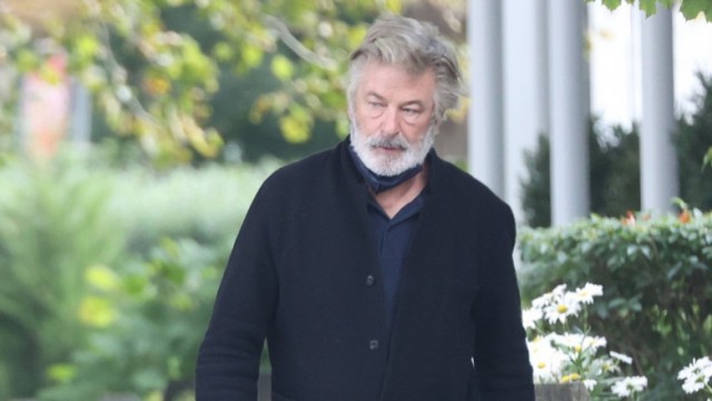 Alec Baldwin și-ar fi anunțat apropiații că se retrage din viața publică, după moartea Halynei Hutchins