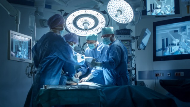 Chirurgii din SUA au transplantat pentru prima dată un rinichi de porc la un om