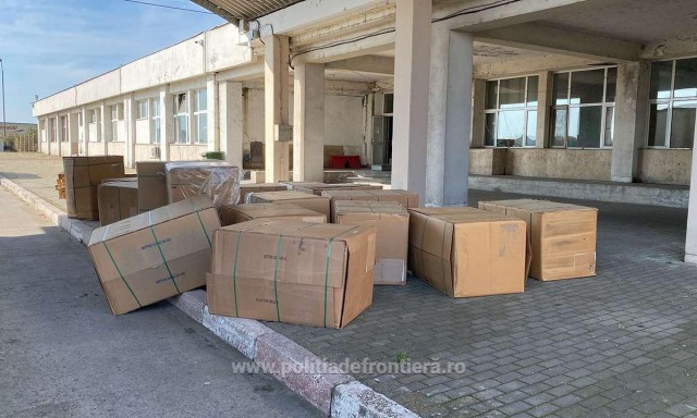 Peste 3,3 tone de tutun neprelucrat, ascunse într-un camion la frontieră